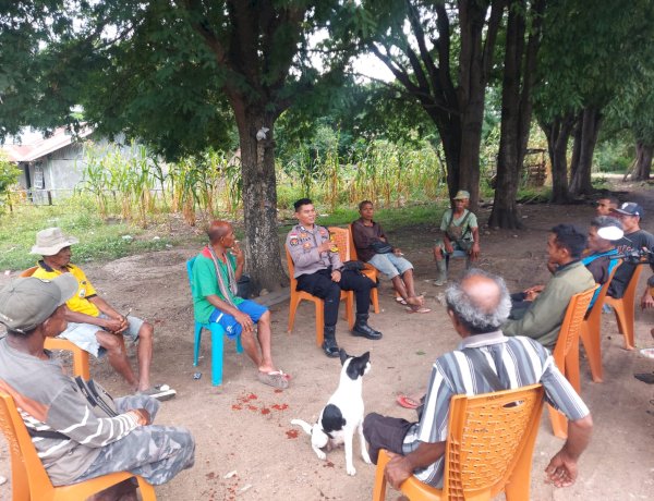 Pererat-Silaturahmi,-Bhabinkamtibmas-Desa-Oetalus-Sosialisasikan-Layanan-Call-Center-110