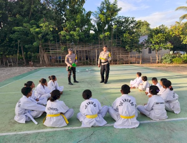 Kawal Generasi Emas di TTU, Dua personel Bhabinkamtibmas Bripka Andreas Manek dan Brigpol Sophan Mira Beri Pembekalan Ilmu Kepolisian bagi Anak-Anak Taekwondo