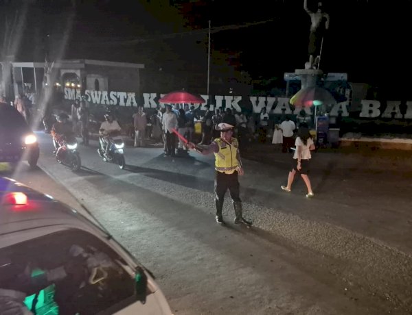 Aksi Humanis Brigpol Donatus Hitu Bantu Jemaat Kamis Putih