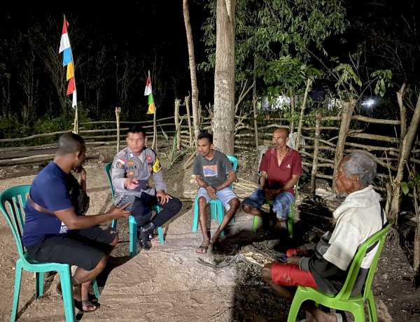 Humanis-dan-Dekat-dengan-Warga,-Bhabinkamtibmas-Oetalus-Gencarkan-Sambang-Malam-Jaga-Kamtibmas-Kondusif
