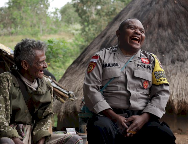 Menenun-Damai-dalam-Kesederhanaan:-Bhabinkamtibmas-Tublopo-Buktikan-Pengabdian-Lewat-Kedekatan