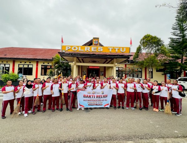 Sambut HUT Bhayangkara ke-80, Personil Polres TTU Gelar Aksi Bakti Religi Lintas Agama di Kota Kefamenanu