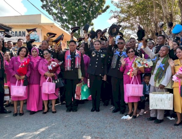 Kapolres TTU Melepas Empat Wisudawan Purnabakti, Air Mata Haru Warnai Pelepasan Wisudawan Purnabakti Polres TTU