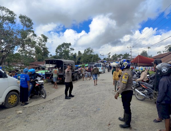 Antisipasi Tindakan Kriminal, Polsek Miomaffo Barat Gelar Patroli Preventif dan Gatur Lalin di Pasar Mingguan Eban