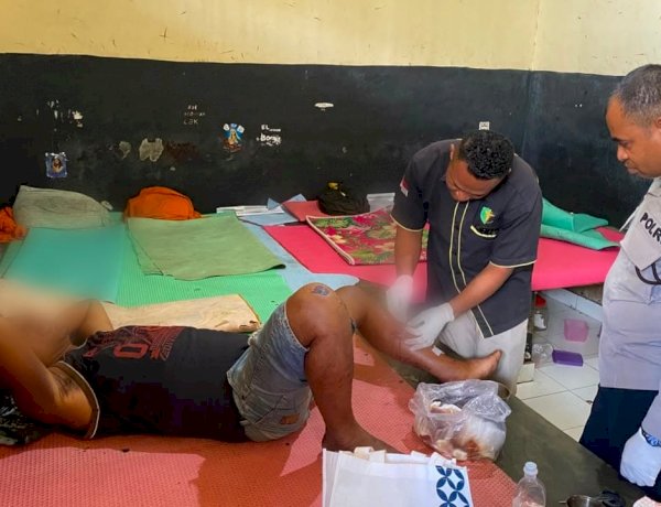 Tim Dokkes Polres TTU Wujudkan Hak Kesehatan Tahanan Melalui Pemeriksaan dan Perawatan Luka