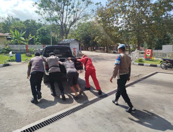 Polri Hadir untuk Masyarakat: Personil Polres TTU Sigap Bantu Dorong Mobil Mogok di SPBU Kefamenanu