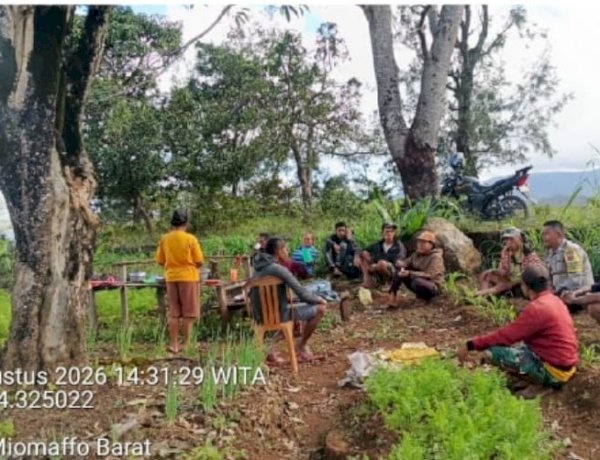 Wujud Nyata Pengabdian Tanpa Sekat: Bhabinkamtibmas Polsek Miobar Turun ke Ladang Sayur, Gelar Patroli Dialogis dan Bantu Warga Buat Bedeng di Desa Lemon