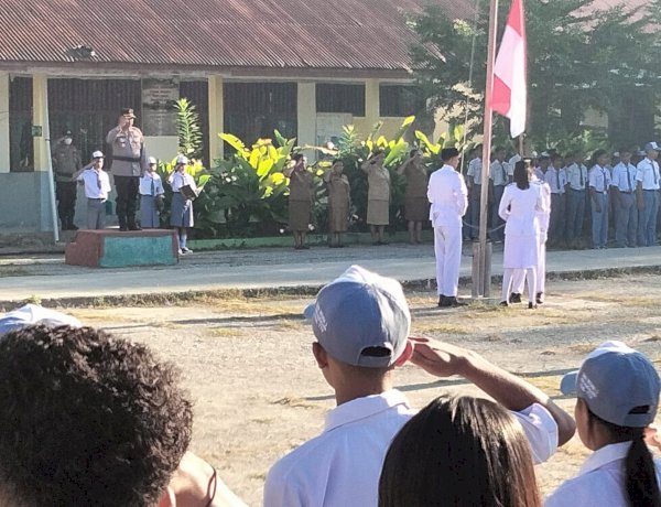 Wujudkan Generasi Muda Berkarakter dan Taat Hukum, Waka Polres TTU Pimpin Upacara Bendera di SMA N 2 Kefamenanu