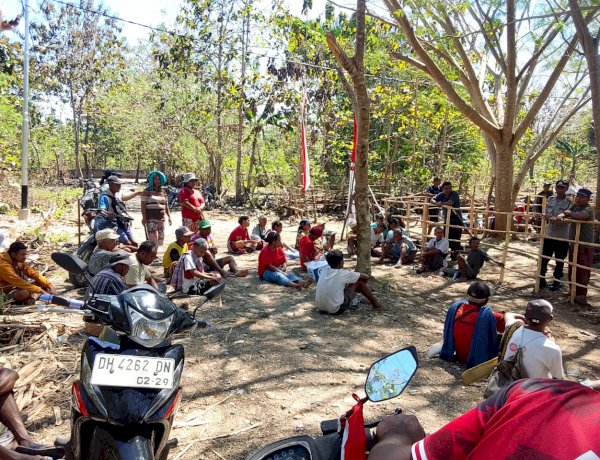 Bhabinkamtibmas Polsek Noemuti Bersama Warga Gotong Royong, Sampaikan Pesan Kamtibmas tentang Cegah Karhutla.