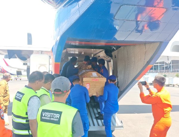 Gugur di Papua, Jenazah drh. Alfonsius Diterbangkan dengan Pesawat Polri Menuju Maumere