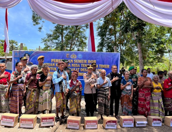 Polri Bersama Masyarakat;  Kapolres TTU Serahkan Bantuan Sosial dan Perlengkapan Sekolah kepada Warga Desa Oelami