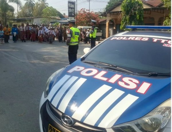 Satlantas Polres TTU Kawal Imam Baru ; Perjalanan Menuju Paroki Nasleu Berlangsung Aman dan Lancar
