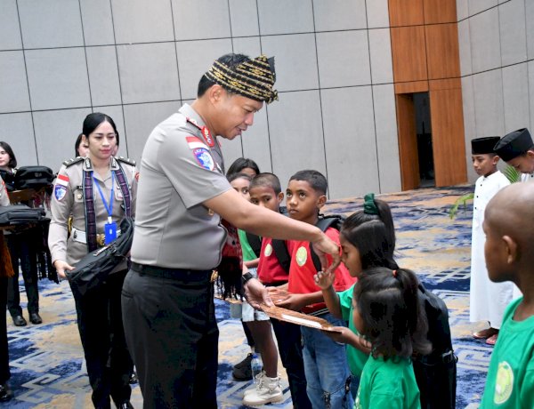 Wujud Kepedulian dan Kasih Sayang, Kapolda NTT Berikan Tali Asih dan Peralatan Sekolah kepada Anak Yatim di Rakernis Ditlantas 2026