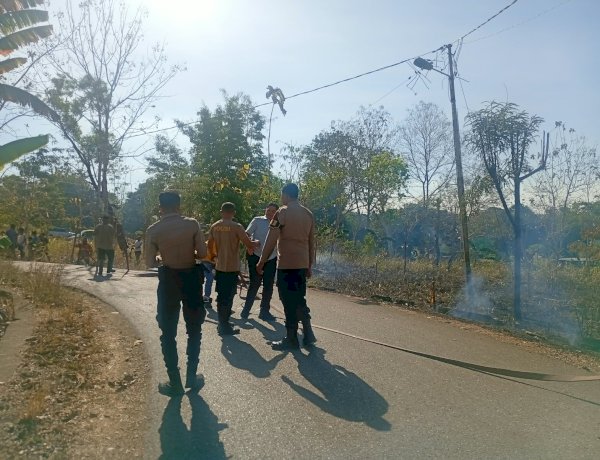 Respons Cepat Polres TTU Bersama BPBD Padamkan Kebakaran Lahan di Kelurahan Sasi