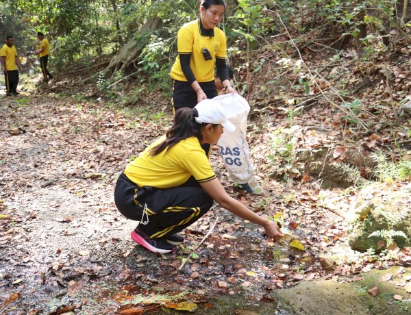 Polisi Bersama Masyarakat, Kapolres TTU Pimpin Kegiatan Gotong Royong Bersihkan Sungai dan Bantaran Sungai
