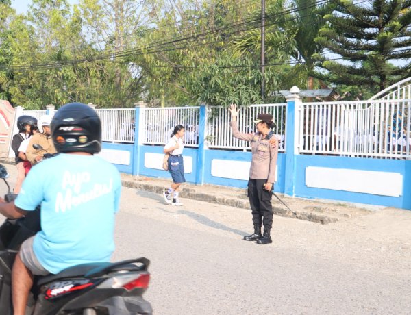 Tak Sekadar Memimpin, Kapolres TTU Turun Langsung Atur Lalu Lintas demi Keselamatan Pelajar