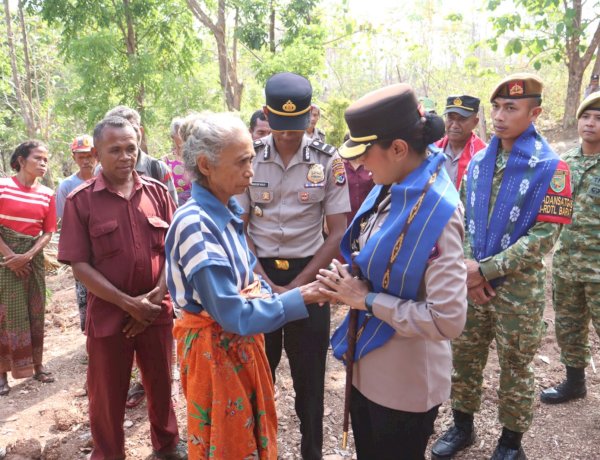 Kapolres TTU Turun Langsung Temui Warga dan Salurkan Bantuan bagi Korban Kebakaran di Fatutasu