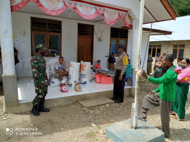 Bhabinkamtibmas Usapinonot Bersama Bhabinsa lakukan Pengawasan Penyaluran Sembako