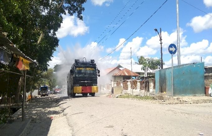 Polres TTU Lakukan Penyemprotan Disinfektan Keliling Kota Kefamenanu