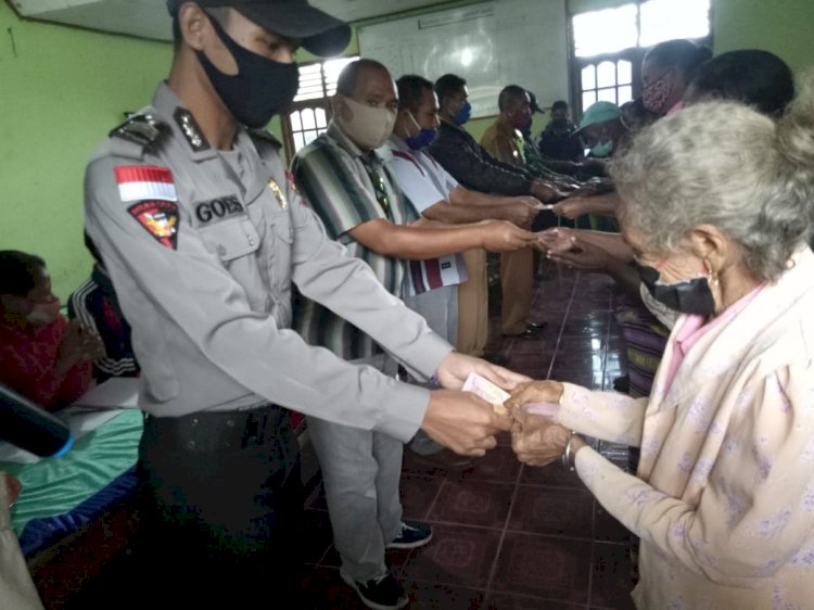 Bhabinkamtibmas Desa Noepasu Laksanakan Pengamanan Sekaligus Salurkan BLT