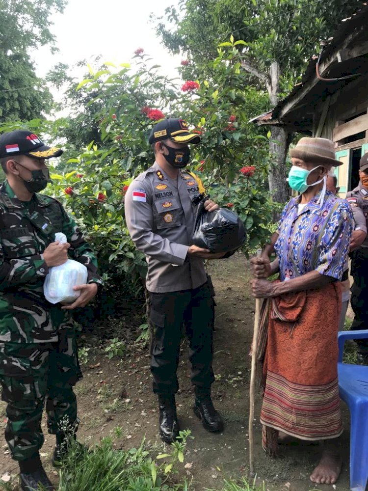 Polres TTU - Kodim 1618 Salurkan 80 Paket Bantuan Sembako di Lima Desa Noemuti