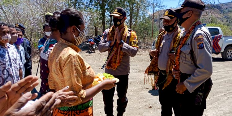 Kapolres bersama rombongan mengunjungi Polsek Miobar serta mengecek Pembangunan Asrama Polsek Mutis