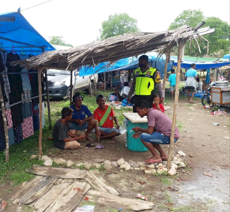 Bhabinkamtibmas Desa Motadik Himbau pengunjung  pasar tradisional Motadik taati Protokes Covid-19