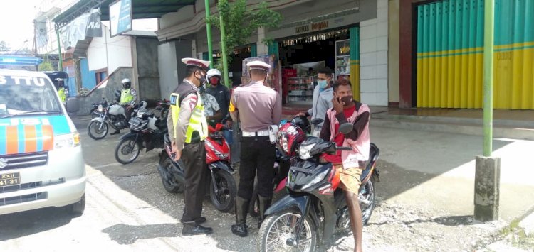 Bersama Lawan Corona, Satlantas Polres TTU Rajin Patroli dan membagikan Masker Kepada Masyarakat