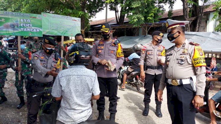 Kapolres TTU dan Dandim 1618/TTU pimpin Giat Bagi Masker di Kefamenanu