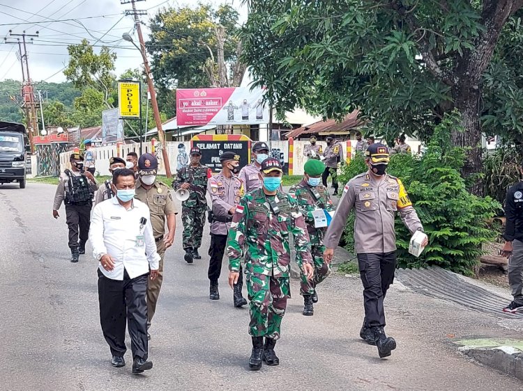 KAPOLRES TTU DAN DANDIM 1618 TTU PIMPIN LANGSUNG PEMBAGIAN MASKER DAN PEYEMPROTAN DISINFEKTAN DI WILAYAH HUKUM POLRES TTU SECARA SERENTAK.