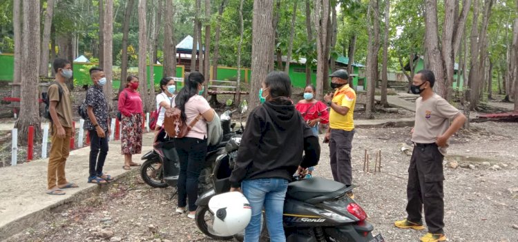 Bhabinkamtibmas Desa Bijeli dan Bhabinkamtibmas Desa Noebaun Himbau Pengunjung Tetap Menjaga Ketertiban di Obyek Wisata Oeluan