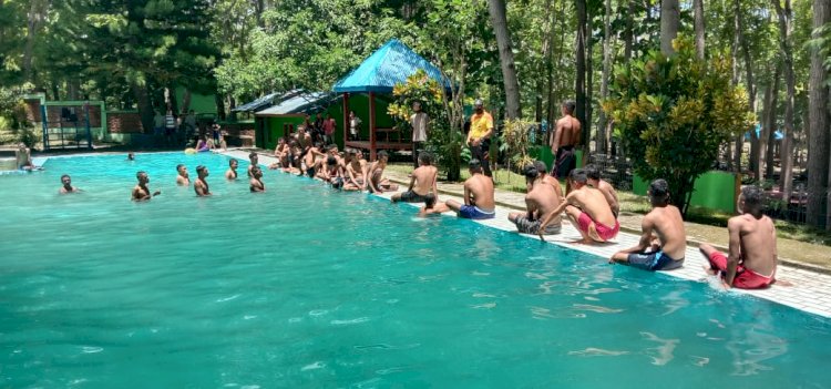 Sambangi Obyek Wisata Oeluan, Bhabinkamtibmas Ingatkan Petugas agar Selalu Disiplin