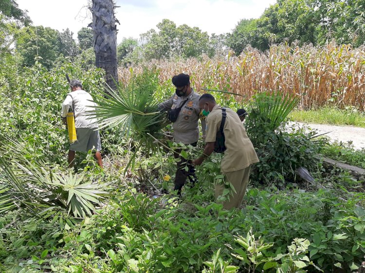 Peduli dengan Warga Bhabinkamtibmas , ajak Warga Gotong Royong Bersihkan Bahu Jalan