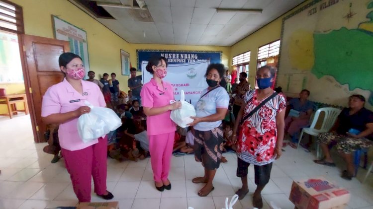 Ketua Bhayangkari dan YKB Salurkan Bantuan Sosial Bagi Korban Banjir