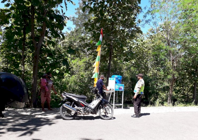 Bhabinkamtibmas Desa Banfanu Gandeng Aparat Desa dan Masyarakat Tegakan Disiplin Prokes