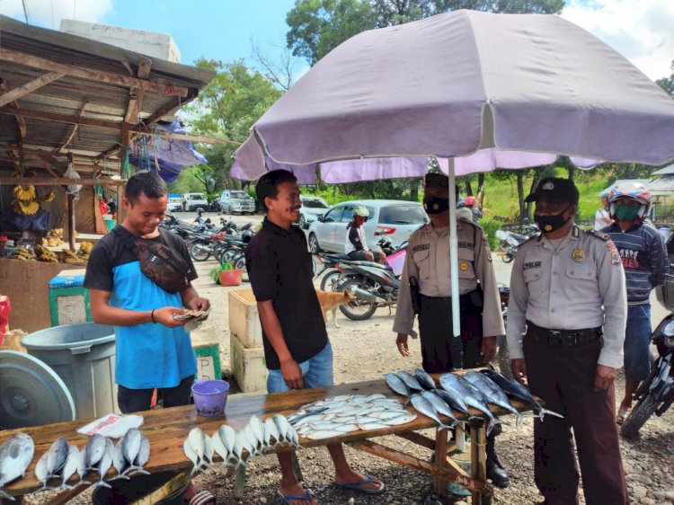 Sambangi Pedagang Pasar, Samapta Polres TTU Tegaskan Ketaatan Prokes Covid-19