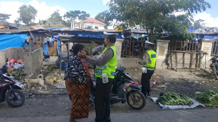 Lantas Polres TTU 'Tilang' Ibu-ibu di Pasar