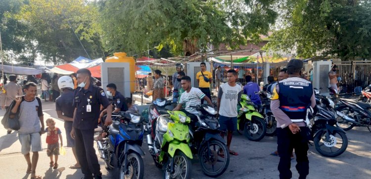 Jamin Keamanan di Pasar Perbatasan RI-RDTL, Bhabinkamtibmas Oesoko dan Oekolo Turun Pantau