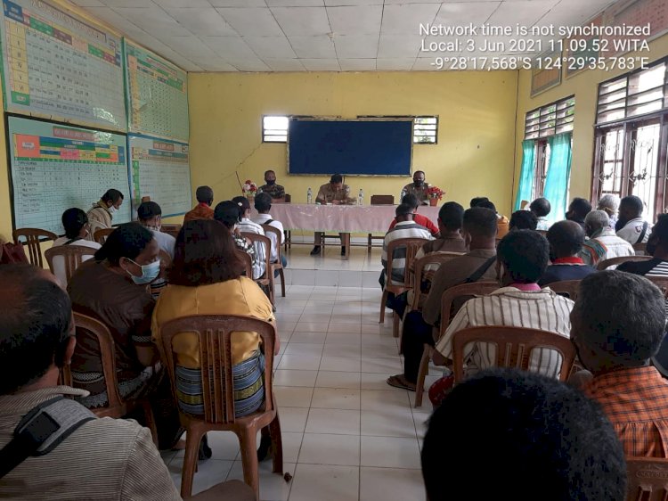 Dampingi Camat Kota Kefa, Bhabinkamtibmas Tubuhue Beri Himbauan Patuh Prokes