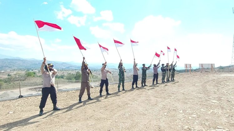 Jelang HUT ke-76 RI, Karoops Polda NTT Kibarkan Bendera Merah Putih di Batas Negara