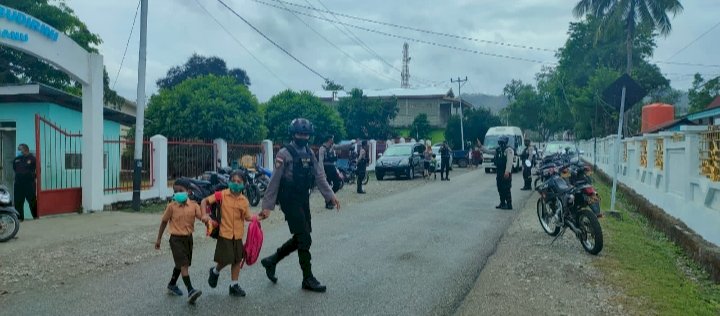 Hindari Kemacetan dan Kecelakaan, Raimas Polres TTU Menyebrangkan Anak-anak Sekolah