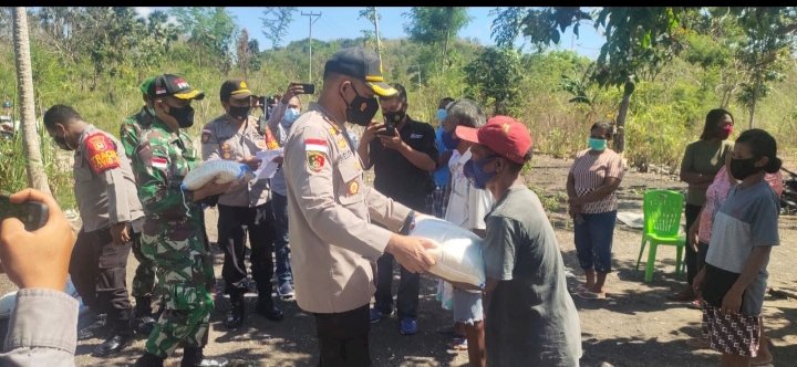 Polres TTU Gandeng Kodim Bantu 500 Kg Beras Kepada Masyarakat Terdampak Covid-19