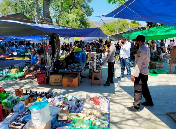 Pengunjung Pasar Padat, Polsek Insut Rutin Lakukan Operasi Prokes