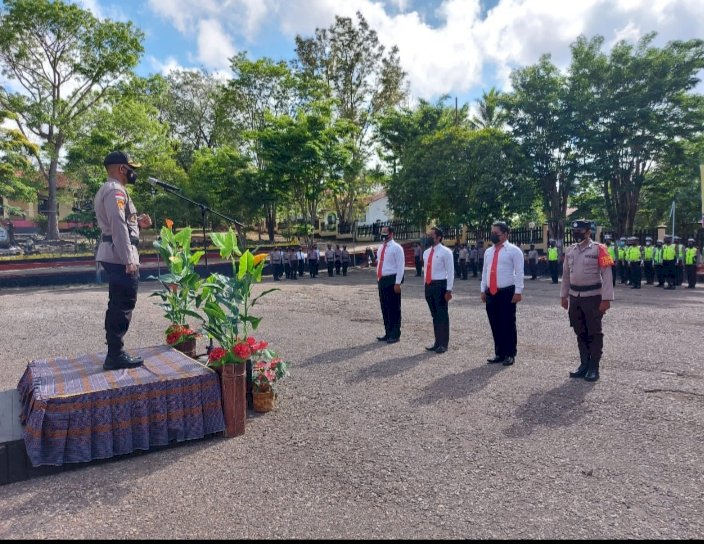 Kapolres TTU Beri Penghargaan Kepada 5 Anggota Berprestasi