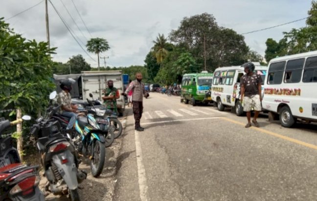 Anggota Polsek Insana Amankan Kemacetan di Pasar Maubesi