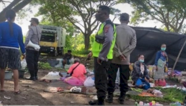 Polsek Biut Rutin Beri Himbauan Protkes di Pasar Mingguan Lurasik