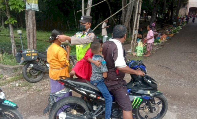 Anggota Polsek Insana Amankan Misa Sambil Bagi Masker dan Atur Lalin