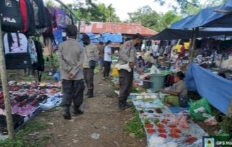 Polsek Biut Turun ke Pasar Lurasik Beri Edukasi Prokes