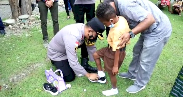 Sepasang Sepatu Dari Kapolres TTU Saat Baksos Bersama Ketua PKK TTU di SDN Oehama