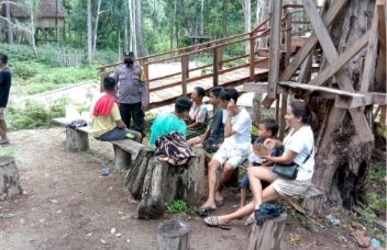 Bhabinkamtibmas Bijeli dan Banfanu Perketat Prokes di Obyek Wisata